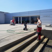 Betonreinigung Bodenflächen bei McLaren & Aston Martin