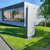 Betonreinigung Bodenflächen bei McLaren & Aston Martin