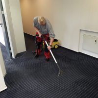 Teppichbodenreinigung shampoonieren und sprühextrahieren