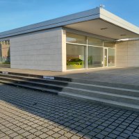 Betonreinigung Bodenflächen bei McLaren & Aston Martin