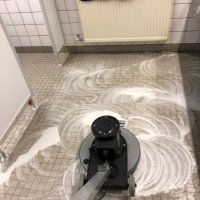Reinigung Umkleidekabine und Sanitärräume