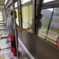 Glasreinigung nach geschliffener Außenfassade