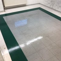 Grundreinigung Kunststoffboden mit Versiegelung