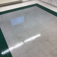 Grundreinigung Kunststoffboden mit Versiegelung