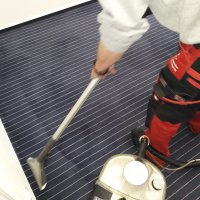 Teppichbodenreinigung shampoonieren und sprühextrahieren